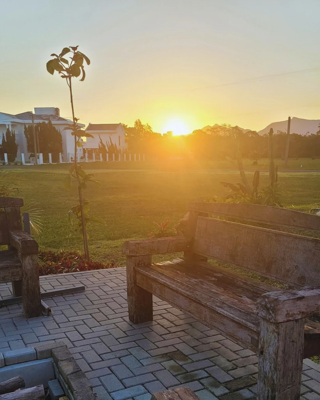 Área externa da residência ao pôr do sol