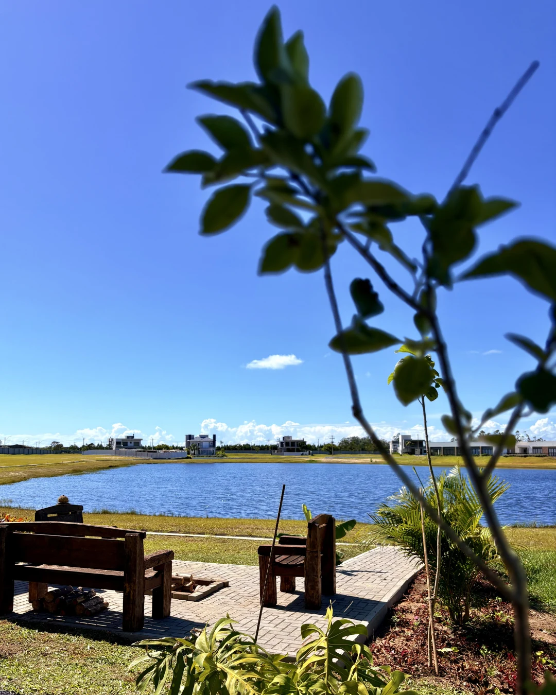 Vista diurna aberta do lago no Residencial Parque das Figueiras
