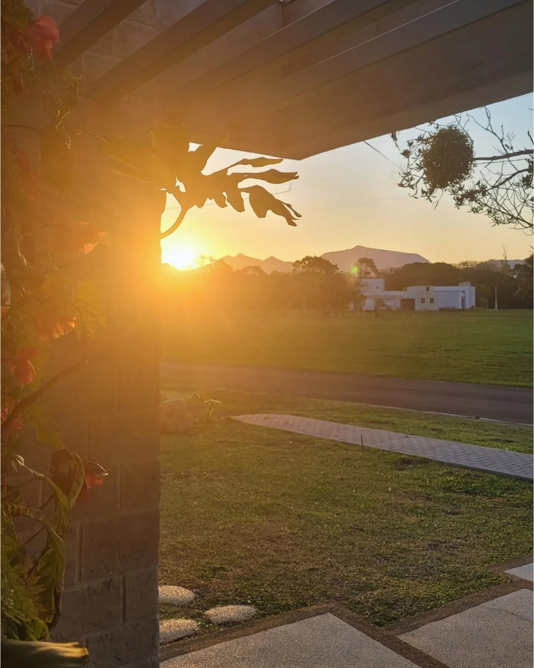 Paisagem do Residencial Parque das Figueiras ao pôr do sol