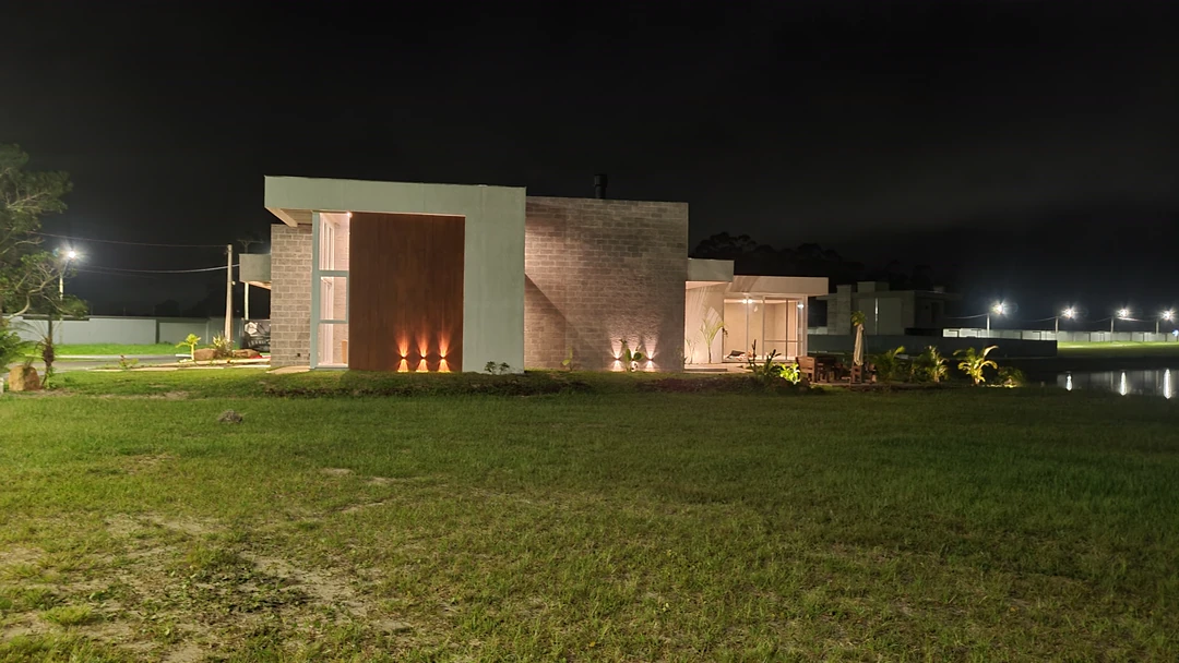 Fachada lateral da residência com iluminação noturna