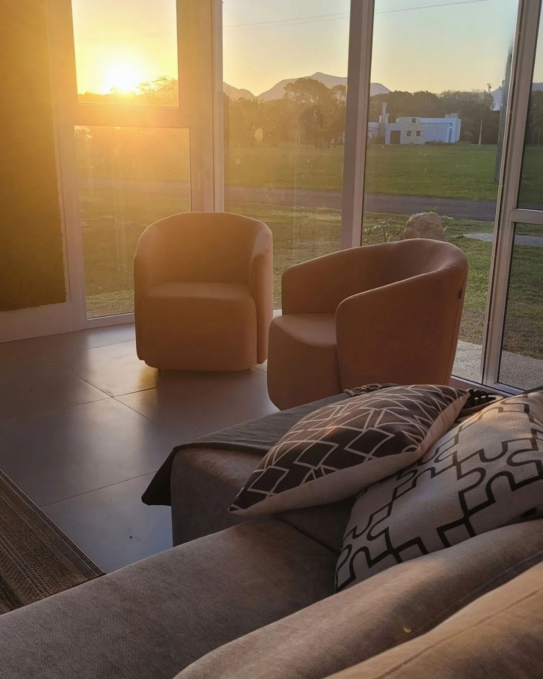 Living da Casa Carbono Zero com vista para o pôr do sol